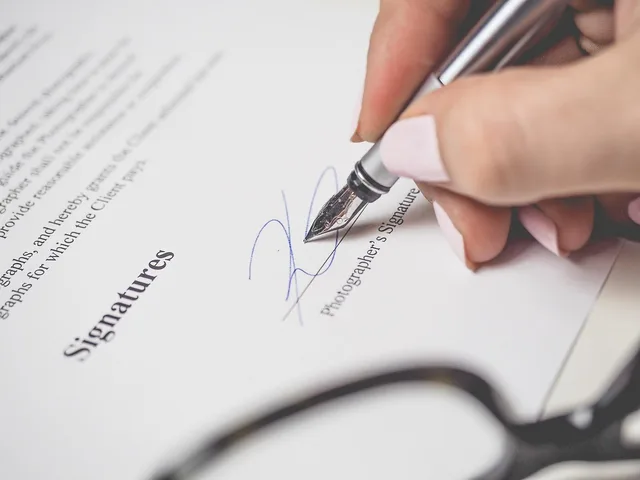 penmanship, pen, signature, document, work, sign, contract, data, office, paper, deal, signature, signature, signature, contract, contract, contract, contract, contract. Working checklist for highest contracts and salaries: the coverage bias